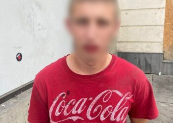 На вокзалі Дніпра затримали молодика, який чіплявся до людей та побив військового