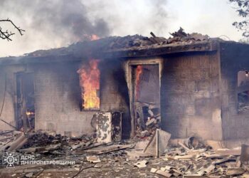 Згоріли три будинки, авто та є постраждалий: наслідки масштабної пожежі у Єлизаветівці