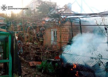 У Нікополі сталася пожежа внаслідок ворожих обстрілів