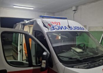 Уламок пробив дах швидкої під час ракетного удару по Дніпру (ФОТО)