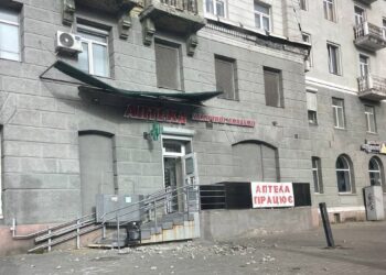 У Дніпрі від будинку відвалилася частина балкона та впала біля входу до аптеки