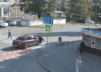 У Дніпрі автівка збила маму з дитиною прямо на пішохідному переході: постраждалі у лікарні (ВІДЕО)