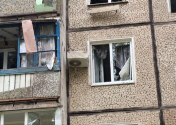 У Кривому Розі досі триває ліквідація наслідків вчорашнього влучання БпЛА у п’ятиповерхівку: деталі