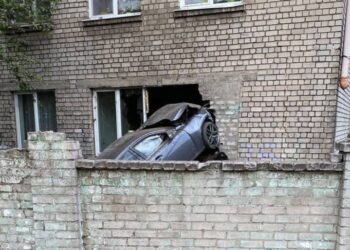 Резонансна ДТП: у Кам’янському Lexus влетів у вікно дитячої спецшколи