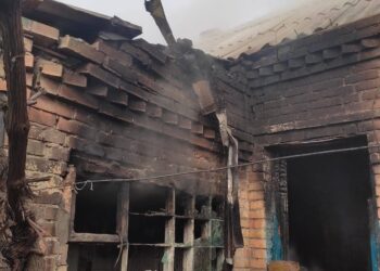 Багато руйнувань: окупанти били по Нікополю дронами-камікадзе та скидали боєприпаси з безпілотників
