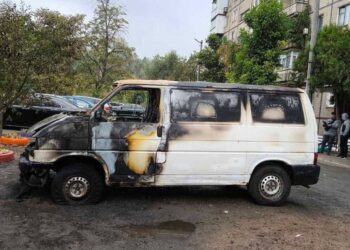 У Кривому Розі спалили авто волонтера, яке мали передати на фронт (ВІДЕО)