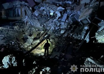Внаслідок ракетних ударів по Кривому Рогу постраждало 17 людей, серед яких поліцейський та надзвичайник: деталі щодо ситуації на місці атаки