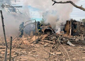 Сьогодні внаслідок обстрілу було зруйновано будинок на Нікопольщині: рятувальники боролися із полум’ям