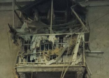 Дістали людину з-під завалів потрощеного внаслідок ракетної атаки будинку