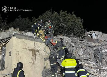 Рятувальники дістали живою жінку з-під завалів зруйнованого будинку: вражаючі кадри
