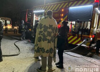 Внаслідок ворожого удару по двоповерхівці у Дніпрі загинула дружина та донька поліцейського