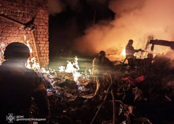 Кількість постраждалих зросла: у ДСНС показали перші фото з місця ракетної атаки по Кривому Рогу