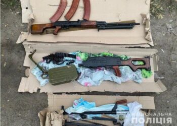 Під Дніпром затримали авто з нелегальною зброєю
