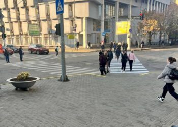 Перший у Дніпрі: у центрі міста з’явився діагональний пішохідний перехід (ВІДЕО)