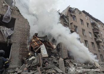 Ворог вдарив ракетою по багатоповерхівці у Кривому Розі: є постраждалі, серед них діти