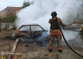 У Нікополі ворог вдарив дроном-камікадзе по припаркованому авто