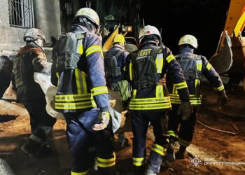 З-під завалів розбитого ракетою будинку дістали тіла трьох дітей