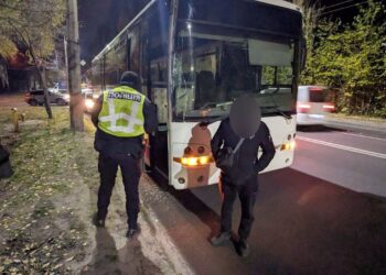 У Дніпрі п’яний водій автобуса протаранив авто