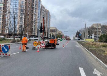 На аварійній ділянці у Дніпрі встановлюють колесовідбійний брус європейського зразка