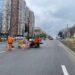 На аварійній ділянці у Дніпрі встановлюють колесовідбійний брус європейського зразка