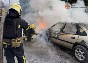 У Дніпрі вогонь знищив автівку під час руху на Сонячному