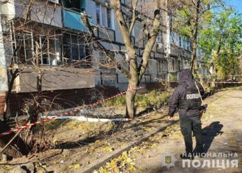 На місці ракетної атаки у Дніпрі розгорнули штаб допомоги постраждалим