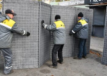 У Нікополі на зупинках транспорту встановлюють габіони для захисту містян