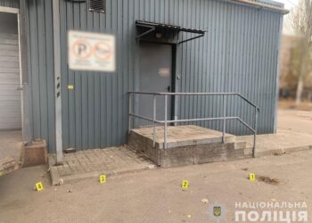 У Нікополі банда з битами побила молодика біля супермаркета