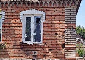 Внаслідок обстрілів Нікопольщини пошкоджені 2 приватних будинки і декілька авто