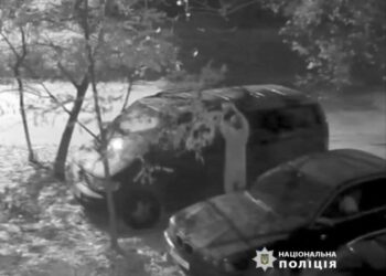 У Дніпрі затримали чоловіка, який намагався спалити авто жінки у центрі Дніпра (ВІДЕО)