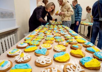 У Дніпрі до Дня ЗСУ школярі розписали 1000 пряників та передали їх на передову