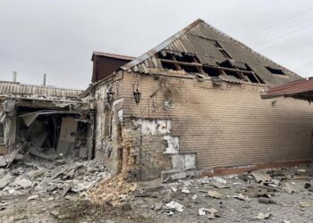 Внаслідок обстрілів Нікопольщини пошкоджений 41 приватний будинок, автомийка, гімназія: деталі щодо наслідків атак