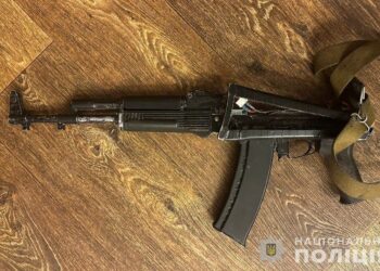У Кам’янському нападник з автоматом пограбував двох містян