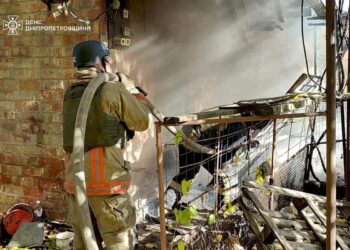 У Нікополі рятувальники боролися із пожежею після ворожого обстрілу