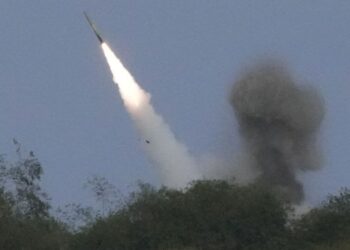 Ракетна атака на Дніпровський район: пожежа та руйнування