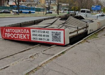 У Дніпрі через сильний вітер “склалася” зупинка на проспекті Поля: є постраждалі
