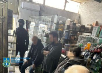 У Дніпрі прикрили продаж контрафактного алкоголю та цигарок на місцевому ринку