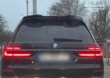 Знову порушник на BMW: вулицями Дніпра роз’їжджав водій без прав