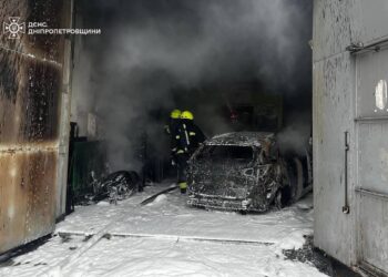У Дніпрі внаслідок пожежі на СТО постраждав чоловік