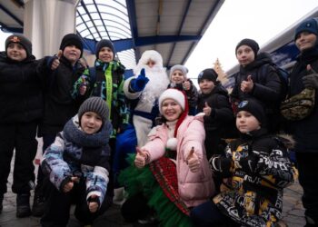 На вокзалі Дніпра дітлахів зустрічав Святий Миколай