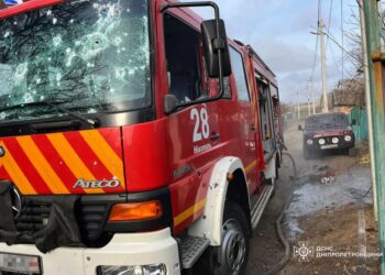 У Нікополі ворог повторно атакував рятувальників, які боролися із пожежею після обстрілів