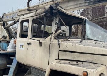 У Нікополі ворожий дрон влучив в автомобіль ДТЕК під час ремонтних робіт