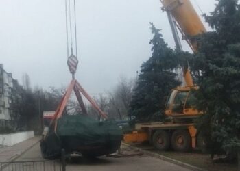 У Павлограді демонтували майже 50-тонний пам’ятник-танк