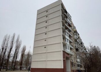 Зруйнованих під’їздів більше немає:  у Дніпрі закінчили реконструкцію будинку на Перемозі, в який влучила ворожа ракета