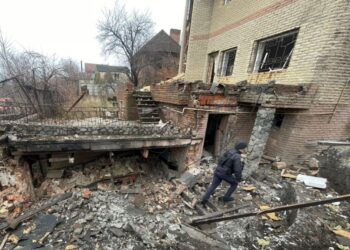 Внаслідок ракетної атаки є руйнування будинків у Дніпровському районі