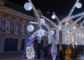 У Дніпрі почали монтувати новорічні ілюмінації