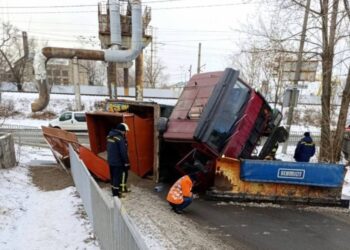 У Дніпрі посеред дороги перекинулася вантажівка з піском