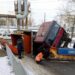 У Дніпрі посеред дороги перекинулася вантажівка з піском