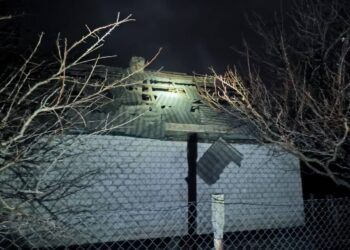 Через ворожу атаку у Дніпровському районі пошкоджені два приватних будинки, авто, лінія електропередачі та газогін