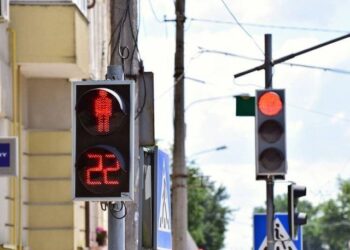 На складних перехрестях у Дніпрі з’являються світлофори, які працюватимуть навіть під час знеструмлень